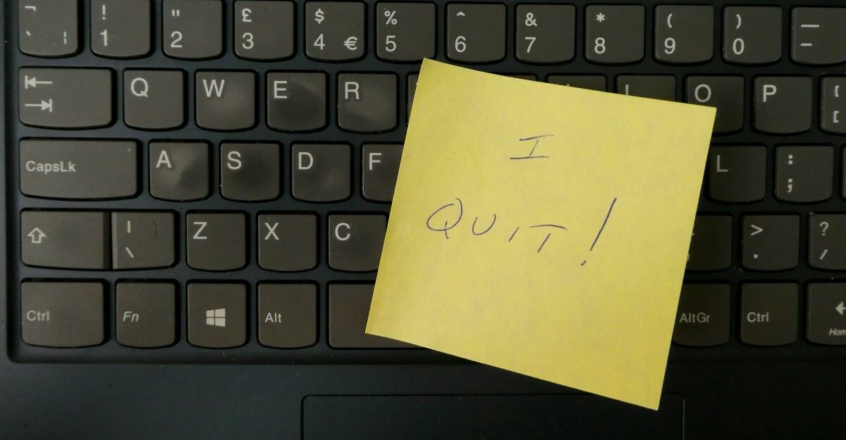 employee-notice-of-resignation-ontario A post-it note saying